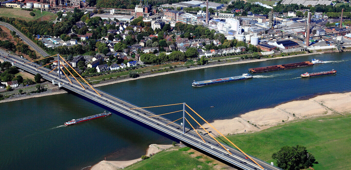 Man sieht eine Brücke, die über den Rhein führt.