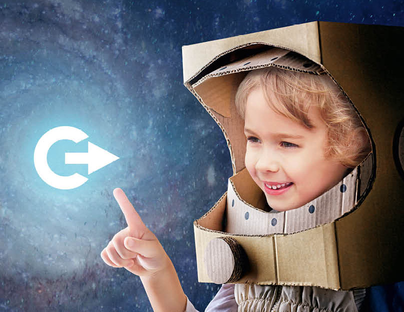 Ein Kind als Astronaut verkleidet, in Pappe.